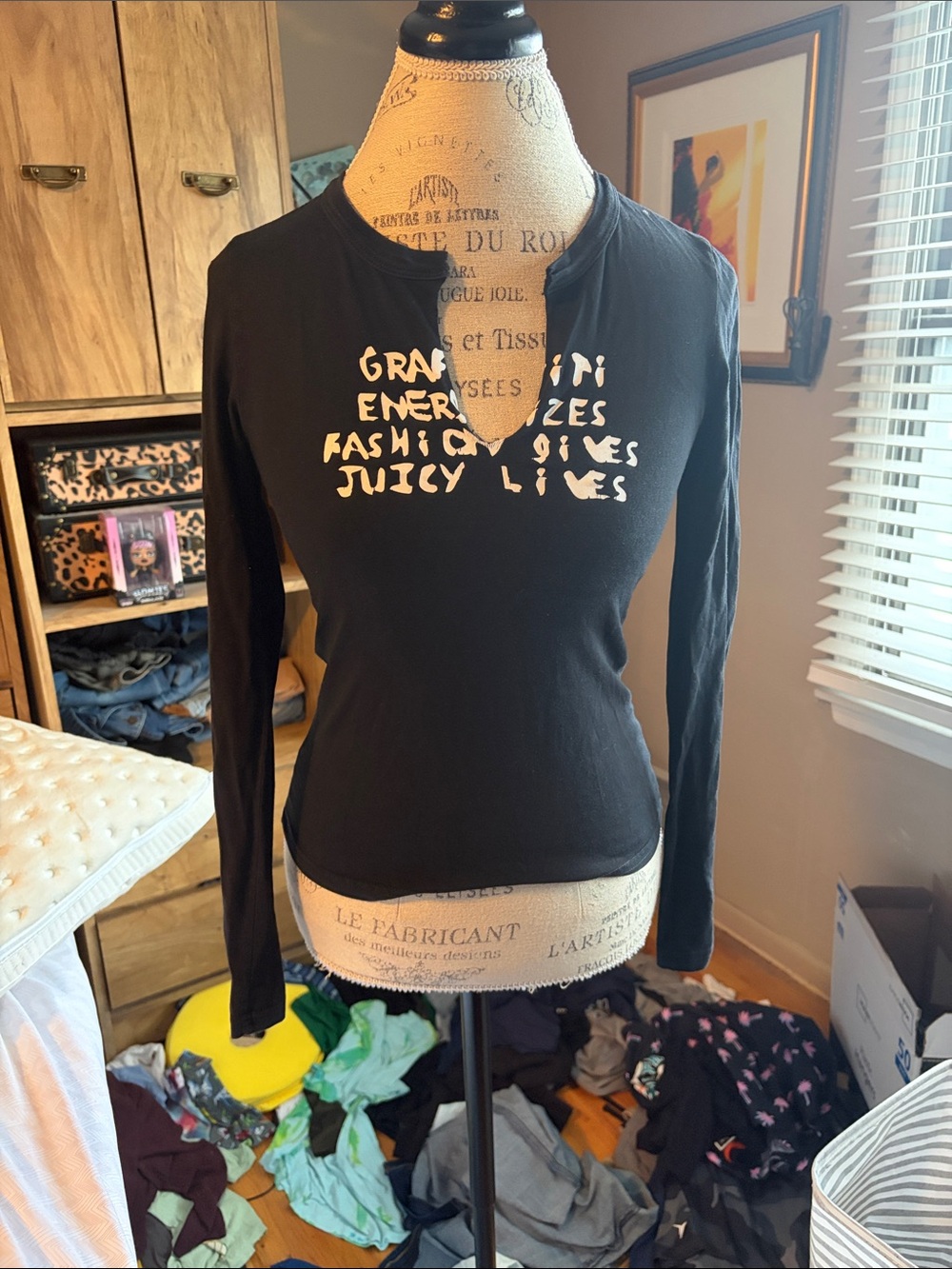 Juicy Couture Black Long-Sleeve Graphic Notch Neck Top - Small